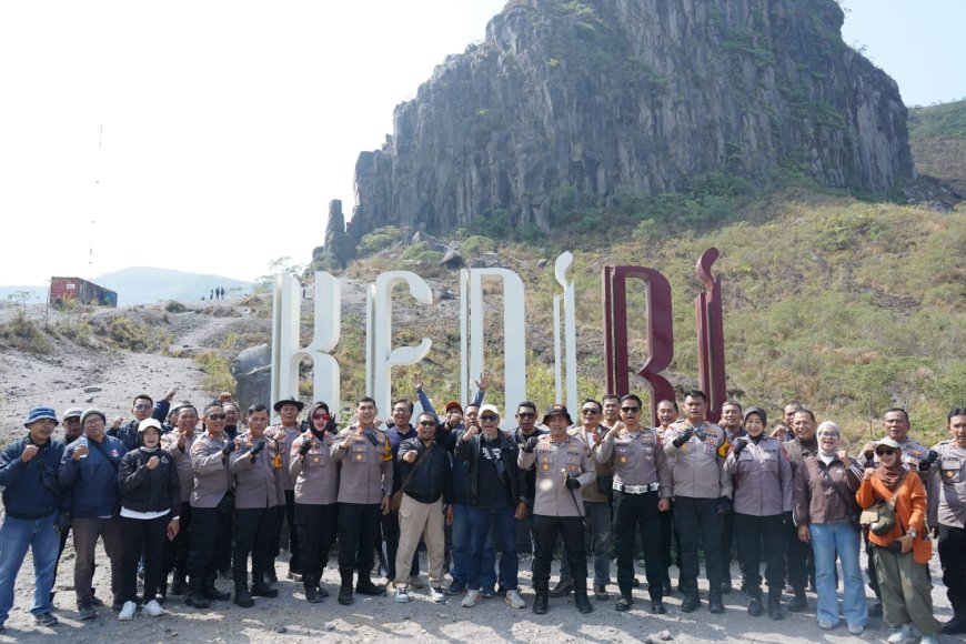 Riding ke Gunung Kelud, Polres Kediri dan Awak Media Suarakan Kesiapsiagaan Bencana